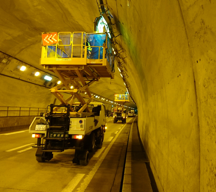トンネル照明設備工事